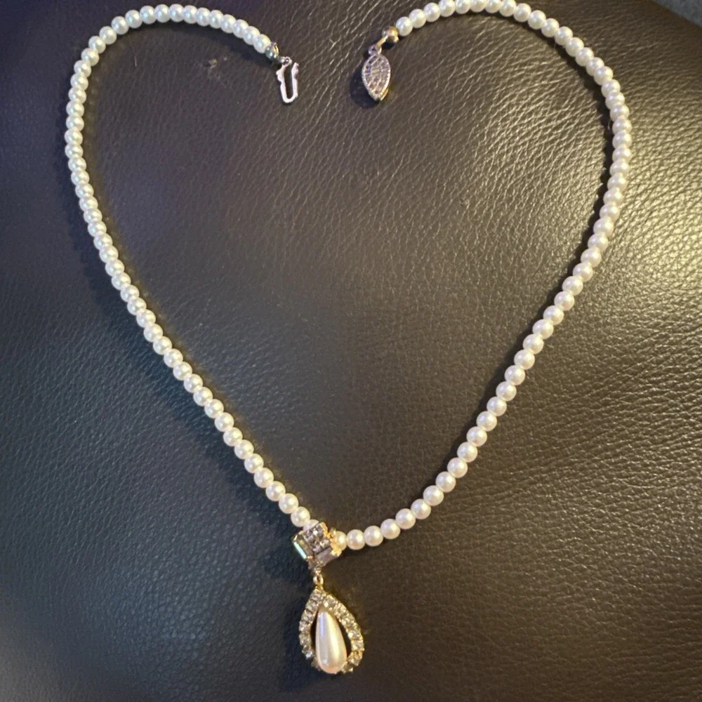 VTG Pearl Necklace with Pendant and Rhinestones-Gold Toned 16